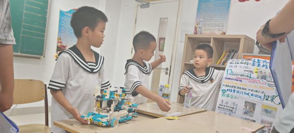 向阳区700余名中小学生献技机器东说念主大战