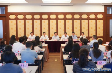 上海市委决定：杨咏梅赴任职