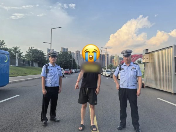 男人为躲搜检当街烧胎逃跑，成皆交警：拘