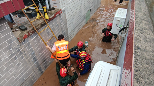 暴雨中架“人命桥”，密云消防在古北口镇赠给6东谈主