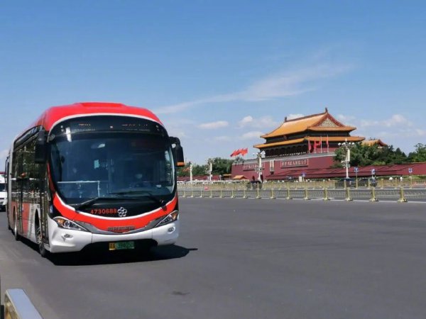 长安街上的“流动柬帖”，大1路90岁啦