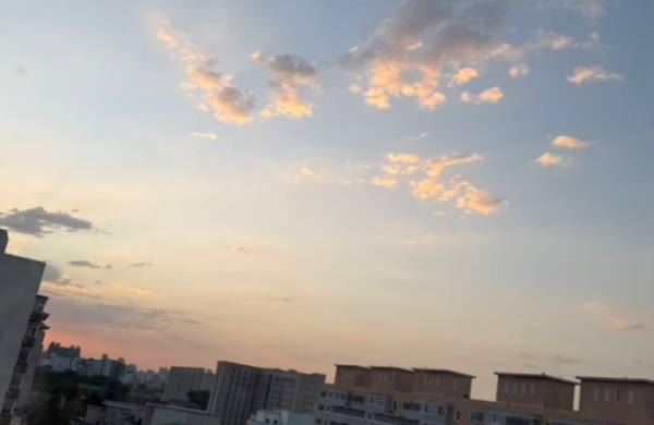 北京今天以晴为主，最高气温30℃，阵风澄莹，紫外线强