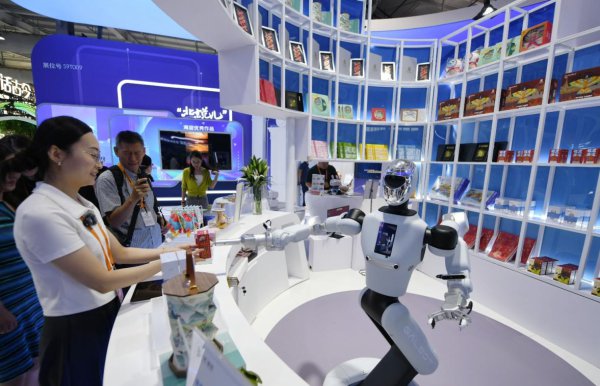来服贸会这个展位，可体验机器东谈主当“店小二”的异日场景